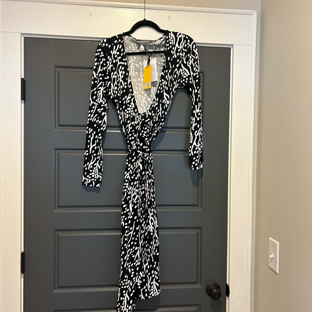 Elegant DVF for Target Black and White Wrap Dress Sz Small